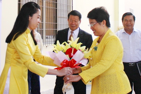 Đại diện Công ty TNHH King’ Grating tiếp đón Đoàn công tác của tỉnh đến thăm và làm việc i