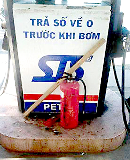 Cây gậy dài 1m mà nhân viên bán xăng ở Cửa hàng xăng dầu Đồng Khởi “thủ” sẵn tại trụ bơm xăng.