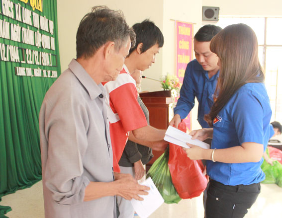 Visiting and presenting gifts to Vietnamese heroic mothers