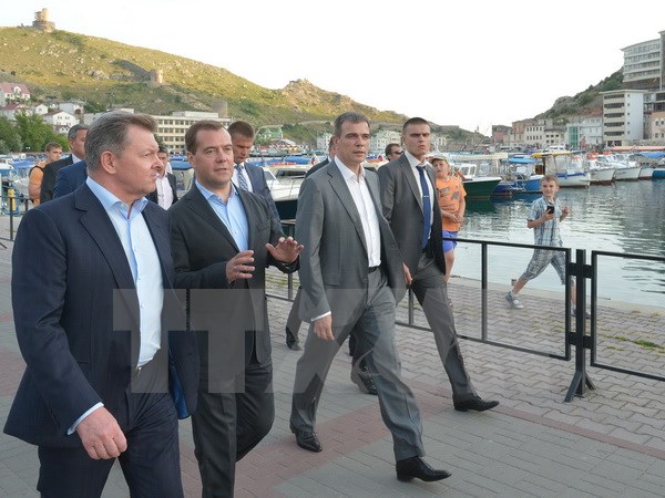 Thủ tướng Dmitry Medvedev (thứ 2 từ trái) trong chuyến thăm Crimea hồi tháng 5 vừa qua. (Ảnh: AFP/TTXVN)