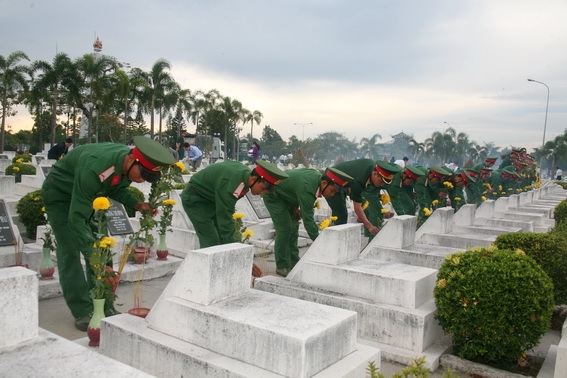 dâng hương dâng hoa lên phần mộ của các liệt sĩ