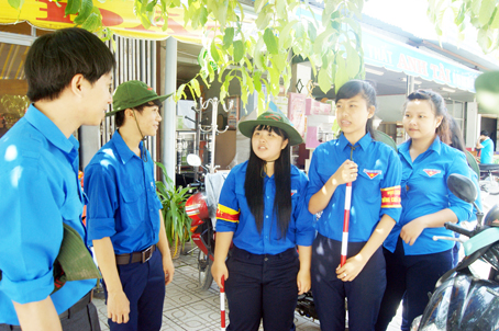 Các thành viên Đội thanh niên tình nguyện giữ gìn trật tự an toàn giao thông huyện Long Thành.