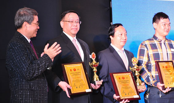 Công ty Cổ phần Chăn nuôi C.P Việt Nam nhận cúp vàng ASEAN 2014.
