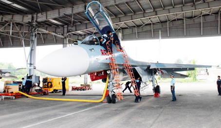 Kiểm tra, sửa chữa những “cánh chim sắt” ở Trung đoàn 935. Ảnh: T.HẢI