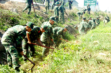 Thanh niên ở các đơn vị quân đội trong tỉnh tham gia làm công tác dân vận tại xã Đồi 61, huyện Trảng Bom.