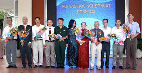 Ban Chấp hành Hội Văn học nghệ thuật Đồng Nai tặng hoa và quà lưu niệm cho các hội viên lão thành thuộc khóa đầu tiên của Hội.