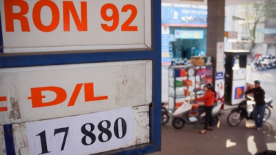 RON92 is currently sold at VND17.880 per litre, the lowest rate in four years.