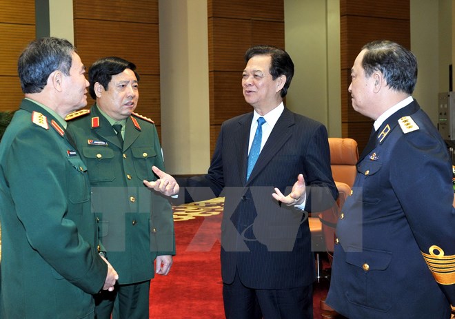 Thủ tướng Nguyễn Tấn Dũng với các vị lãnh đạo Bộ Quốc phòng. (Ảnh: TTXVN)