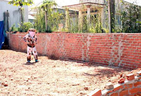 Phần diện tích đất lẽ ra thuộc về ông Nghiêm nhưng bà Loan đang chuẩn bị xây ki-ốt. Ảnh: P.L