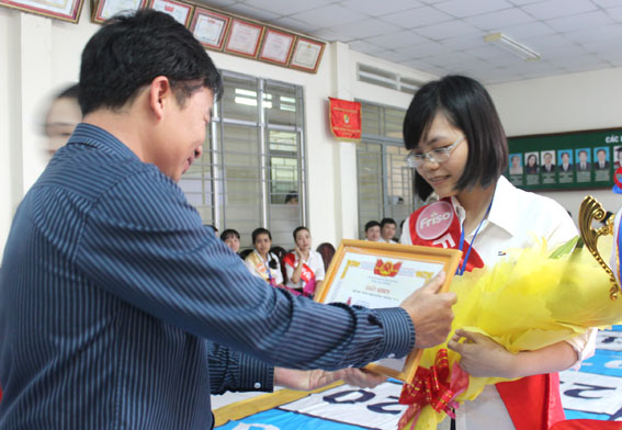 Phó giám đốc Sở Y tế Lê Quang Trung trao bằng khen cho bác sĩ Phạm Minh Hằng, đạt giải nhất hội thi.