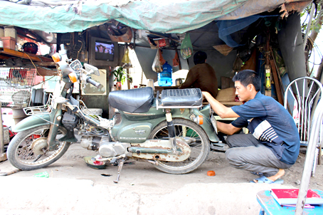 Điểm vá xe miễn phí ngay quốc lộ 51 của anh Nguyễn Xuân Ân. ảnh: N.LIÊN