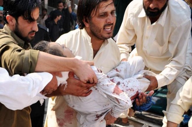 Vận chuyển nạn nhân một vụ tấn công khủng bố ở Pakistan. (Nguồn: AFP)