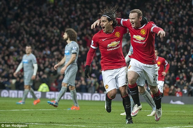 Rooney ăn mừng sau khi ghi bàn thắng. (Nguồn: DM)