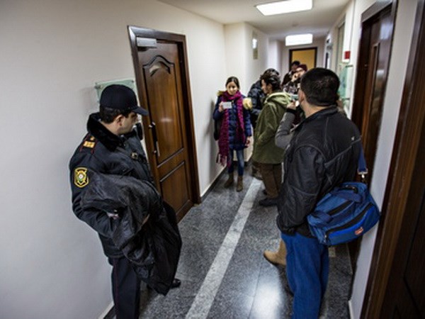 Cảnh sát tiến hành khám xét Đài phát thanh Châu Âu Tự do (RFE/RL) tại thủ đô Baku. (Ảnh: AP)