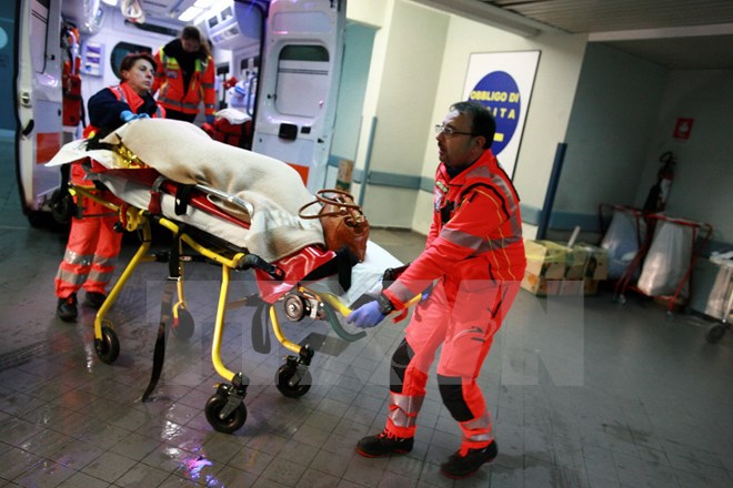 Chuyển hành khách được cứu tới bệnh viện Antonio Perrino ở Brindisi, miền nam Italy ngày 28/12. (Nguồn: AFP/ TTXVN)