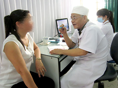 Bác sĩ Bệnh viện da liễu Đồng Nai đang khám cho một trường hợp bị dị ứng do sử dụng mỹ phẩm.  (Ảnh minh họa)