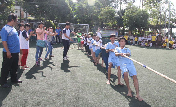 Trung tâm nuôi dạy trẻ khuyết tật tỉnh giành giải nhất môn kéo co