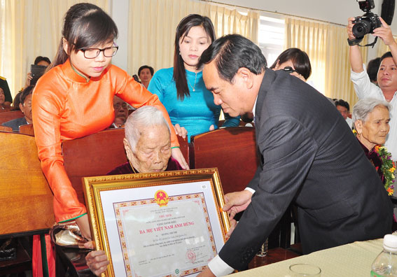 Trao danh hiệu Nhà nước cho 155 Bà Mẹ Việt Nam Anh hùng