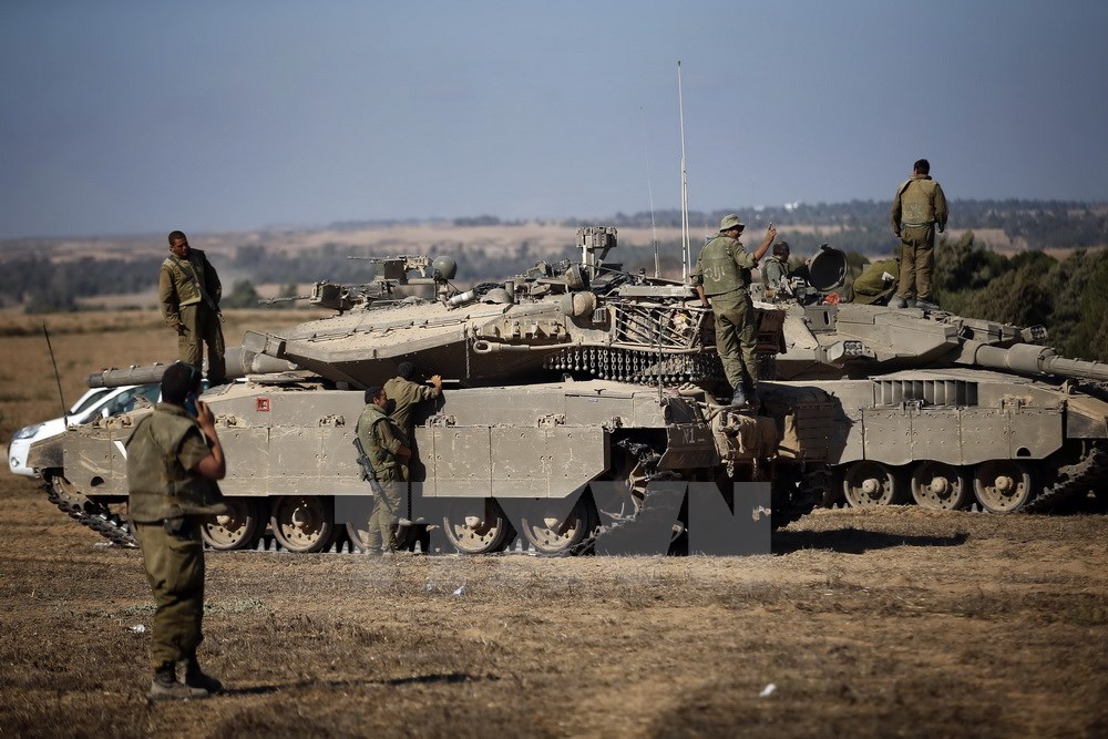 Xe tăng Israel gần một căn cứ quân sự gần biên giới giữa Israel và Dải Gaza. (Nguồn: AFP/TTXVN)