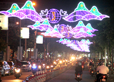 Đường 30-4 được trang trí theo chủ đề “Biển đảo”. Ảnh: N.LIÊN