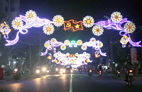 Đường Hà Huy Giáp được trang trí theo chủ đề “Mừng Đảng, mừng xuân”.