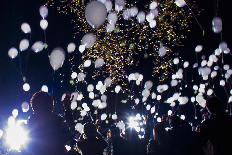 6 People release balloons during New Year celebrations in Tokyo, Japan, January 1, 2015. 