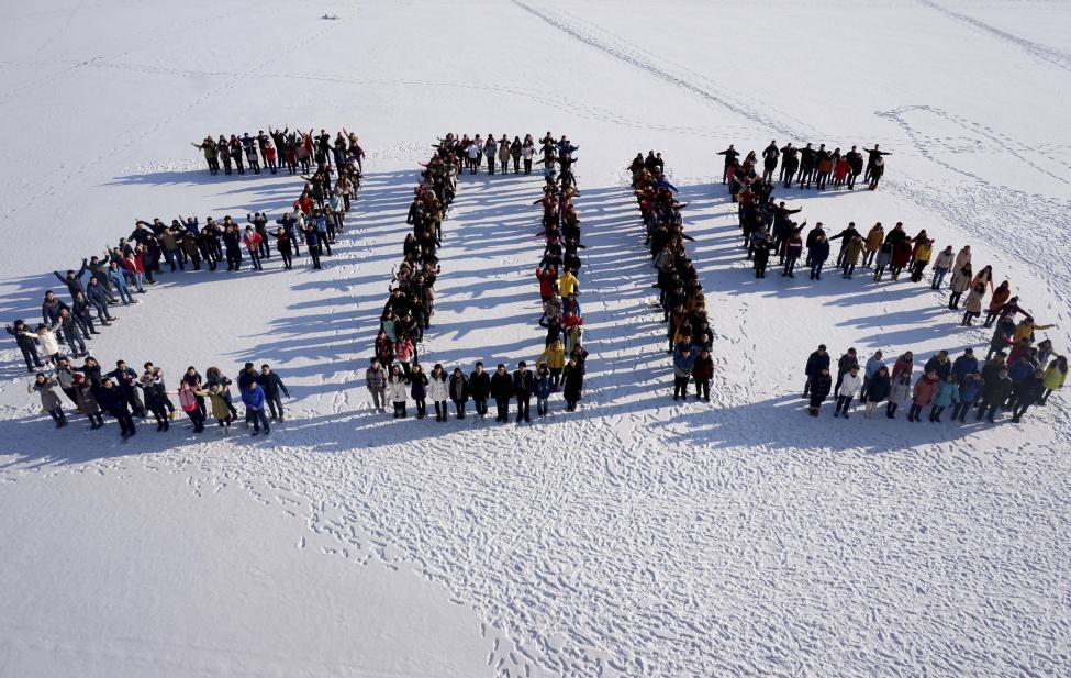 9 Students form "2015" standing on snow to welcome the upcoming New Year at Shenyang Agriculture University in Shenyang, Liaoning province, China, December 31, 2014. 