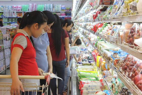  Khách đến mua sắm tại Co.op mart Biên Hòa.