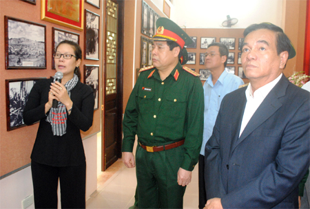 General Phung Quang Thanh offers incense to martyrs in the South