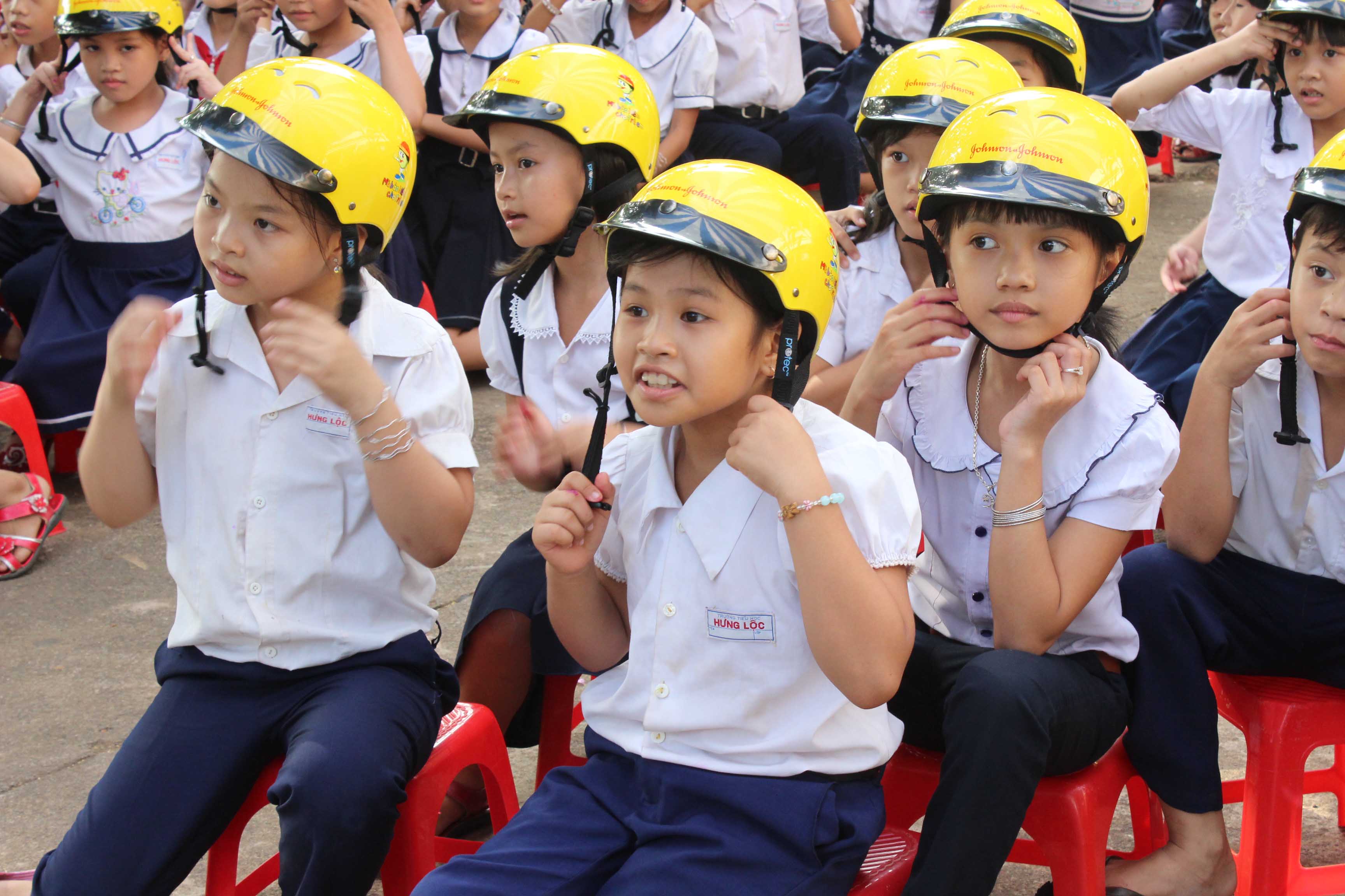 Học sinh các trường tiểu học trong tỉnh được học cách đội mũ bảo hiểm và những việc phải làm khi tham gia giao thông.