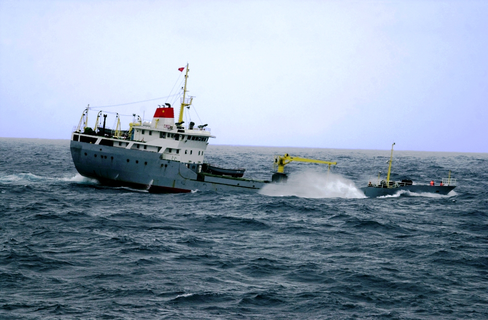 Tàu hải quân HQ-608 hải trình khẩn cấp đến vị trí tàu Bulk Jupiter bị chìm. Ảnh: Minh Quang