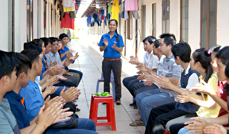 Một buổi sinh hoạt của Đoàn xã Phước Thiền (huyện Nhơn Trạch) với thanh niên công nhân nhà trọ.