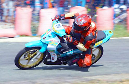 Tay đua Nguyễn Thanh Vũ (xe số 03, CLB Thanh Sơn)