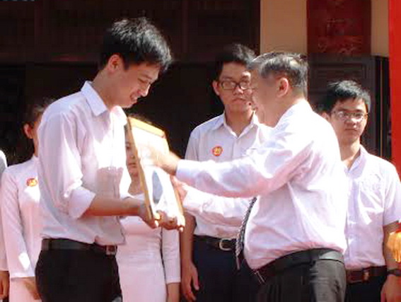  Khen thưởng các học sinh đạt giải quốc gia năm học 2013-2014 tại Văn miếu Trấn Biên