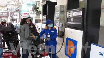 RON92 is currently sold at VND17.570 per litre, the lowest rate in four years. (vietnamplus.vn)