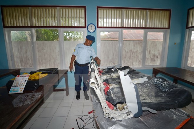 Mảnh vỡ mới nhất của máy bay QZ8501 được tìm thấy trong chiến dịch tìm kiếm trên biển Java ngày 6/1. (Ảnh: AFP/TTXVN)