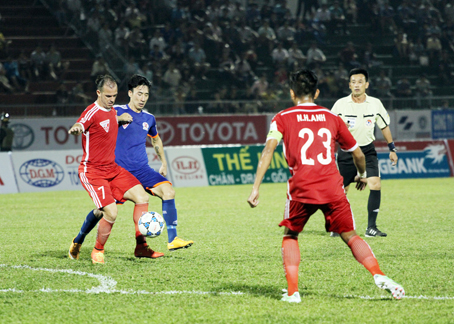 Huỳnh Kesley (7) và Hải Anh chưa hòa nhập trong lối chơi.  Ảnh: HUY ANH