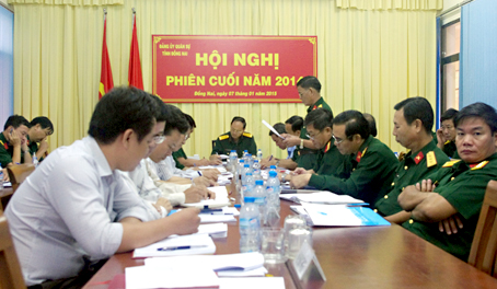 Lực lượng vũ trang tỉnh nhận cờ thi đua xuất sắc