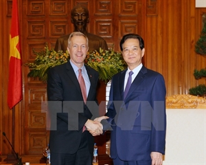 PM Nguyen Tan Dung receives US Ambassador Theodore Osius (L)