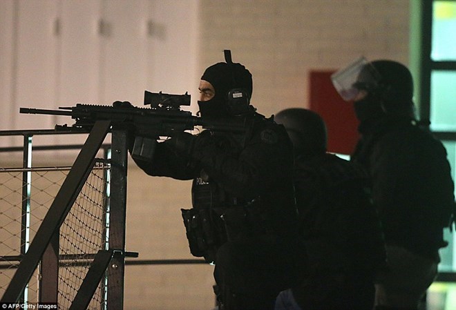 Cảnh sát Pháp truy tìm các hung thủ (Nguồn: AFP)