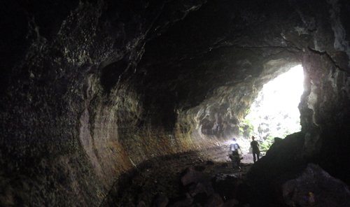 Traces of lava flows remain in cave C7.