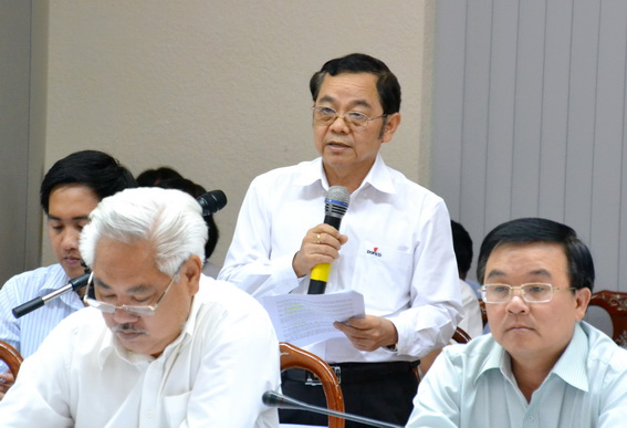 Ông Nguyễn Thanh Tâm, Phó tổng giám đốc Dofico trả lời báo chí về các dự án đầu tư của DN tại buổi họp báo