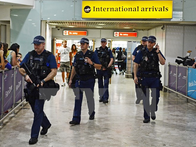 Cảnh sát Anh gác tại cửa sân bay Heathrow, phía Tây London. (Nguồn: AFP/TTXVN)