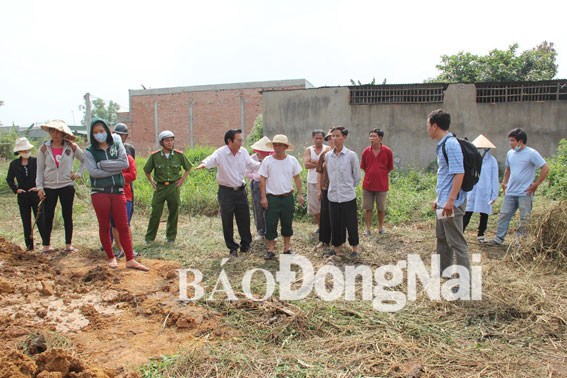 Các lực lượng chức năng làm việc tại khu vực Công ty Đồng Xanh đào hố chứa nước thải