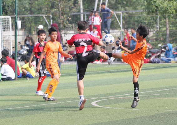 Trận đấu giữa hai trường TH: Tam Phước 3 (áo sọc đỏ) và Hiệp Hòa. 