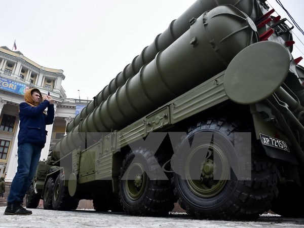 Hệ thống tên lửa đất đối không S-400 của Nga trưng bày tại Quảng trường Suvorovskaya ở trung tâm thủ đô Moskva. (Nguồn: AFP/TTXVN)