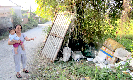 Những đống rác trên đường Huỳnh Văn Hớn khiến người dân bức xúc. Ảnh: M.KHÔI