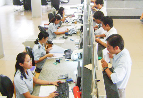 Procedures are processed at a Dong Nai Customs office. The agency plans to contribute $700 million to the State budget in 2015.