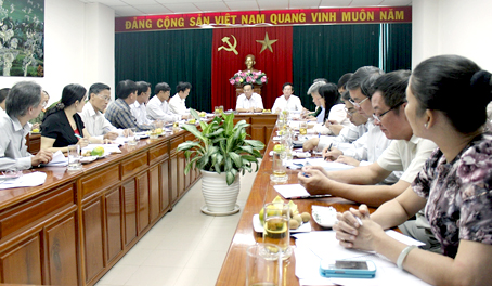 Bí thư Tỉnh ủy Trần Đình Thành chủ trì buổi làm việc.