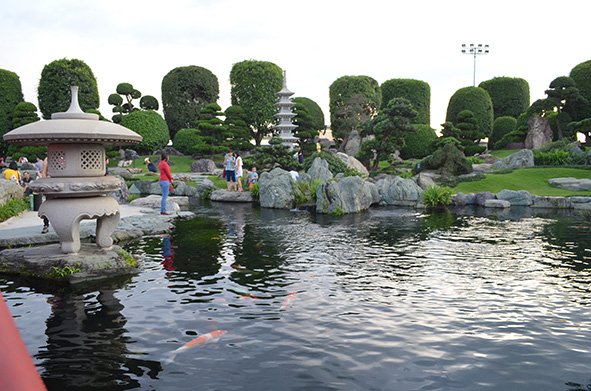 All of the furnishing items in the garden are imported from Ehime Prefecture, Japan